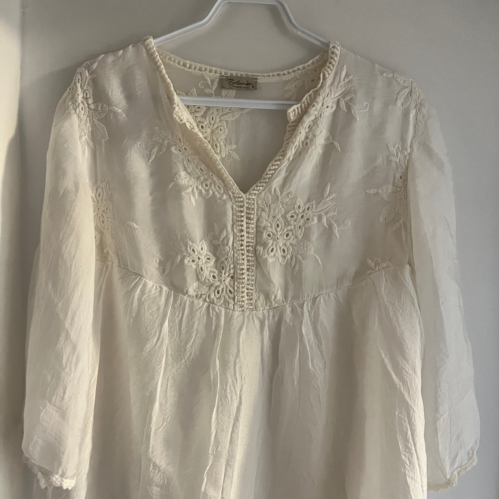 Bellambra flowy white blouse with lace trim